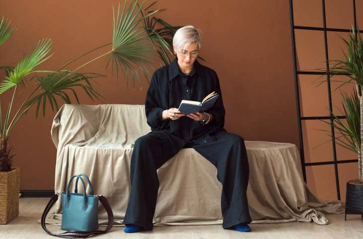 Woman Reading Book Dark Outfit | How To Style An Oversized Shirt: Types, Tips &Amp; Outfit Ideas Woman reading book dark outfit