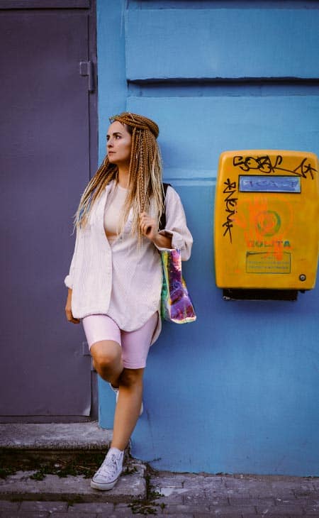 Woman Waiting Outdoors Dreadlocks | How To Style An Oversized Shirt: Types, Tips &Amp; Outfit Ideas Woman waiting outdoors dreadlocks